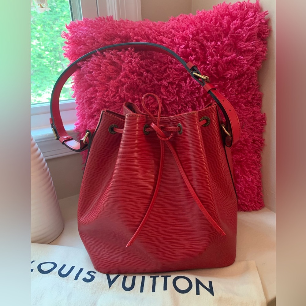 Authentic LOUIS VUITTON epi petite noe in red.